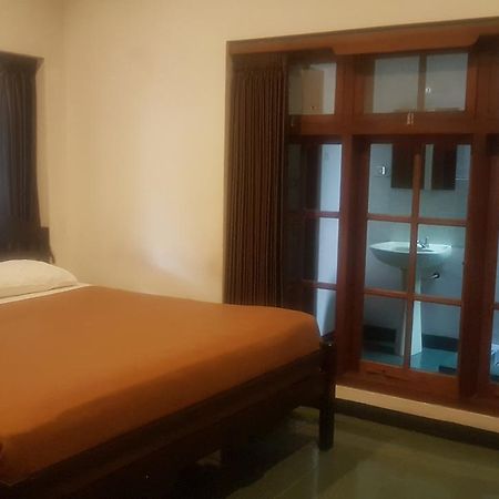 Krowi Inn Surabaya Buitenkant foto