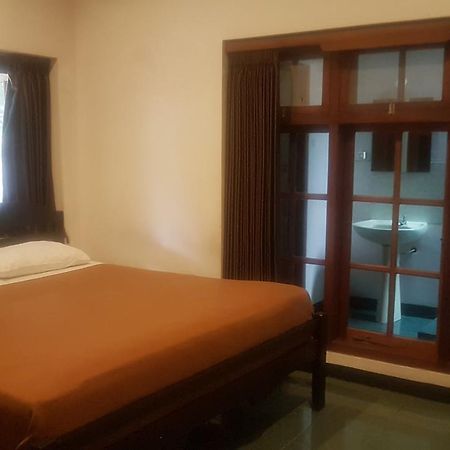 Krowi Inn Surabaya Buitenkant foto