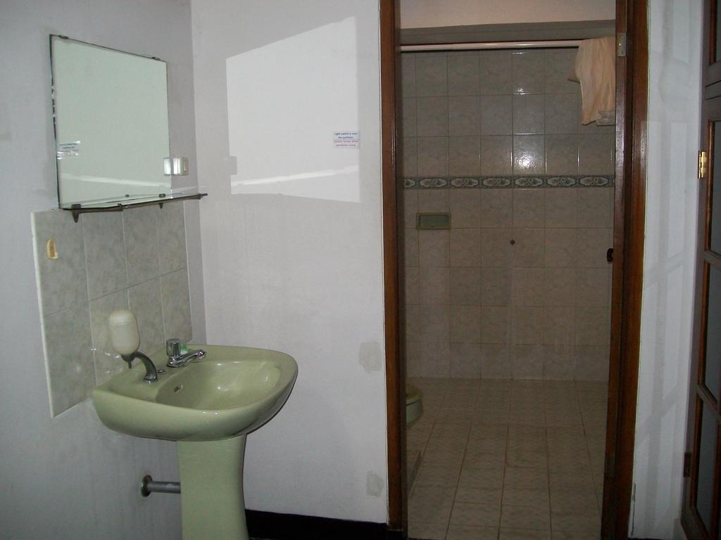 Krowi Inn Surabaya Kamer foto