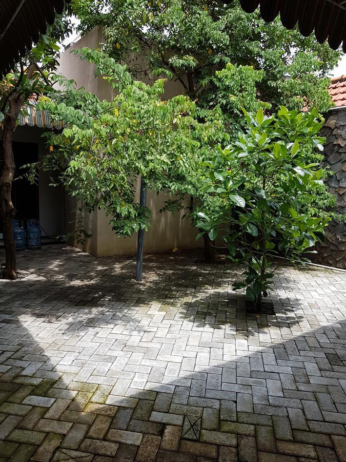 Krowi Inn Surabaya Buitenkant foto