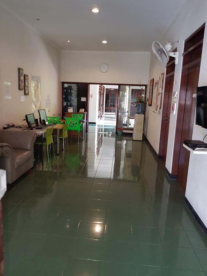 Krowi Inn Surabaya Buitenkant foto