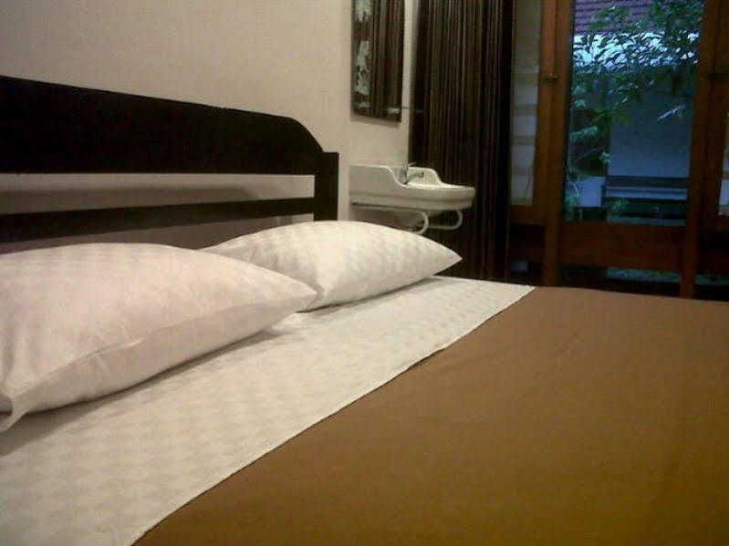 Krowi Inn Surabaya Buitenkant foto