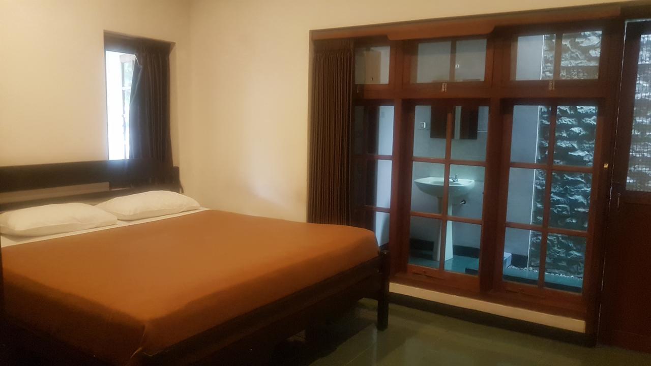 Krowi Inn Surabaya Buitenkant foto