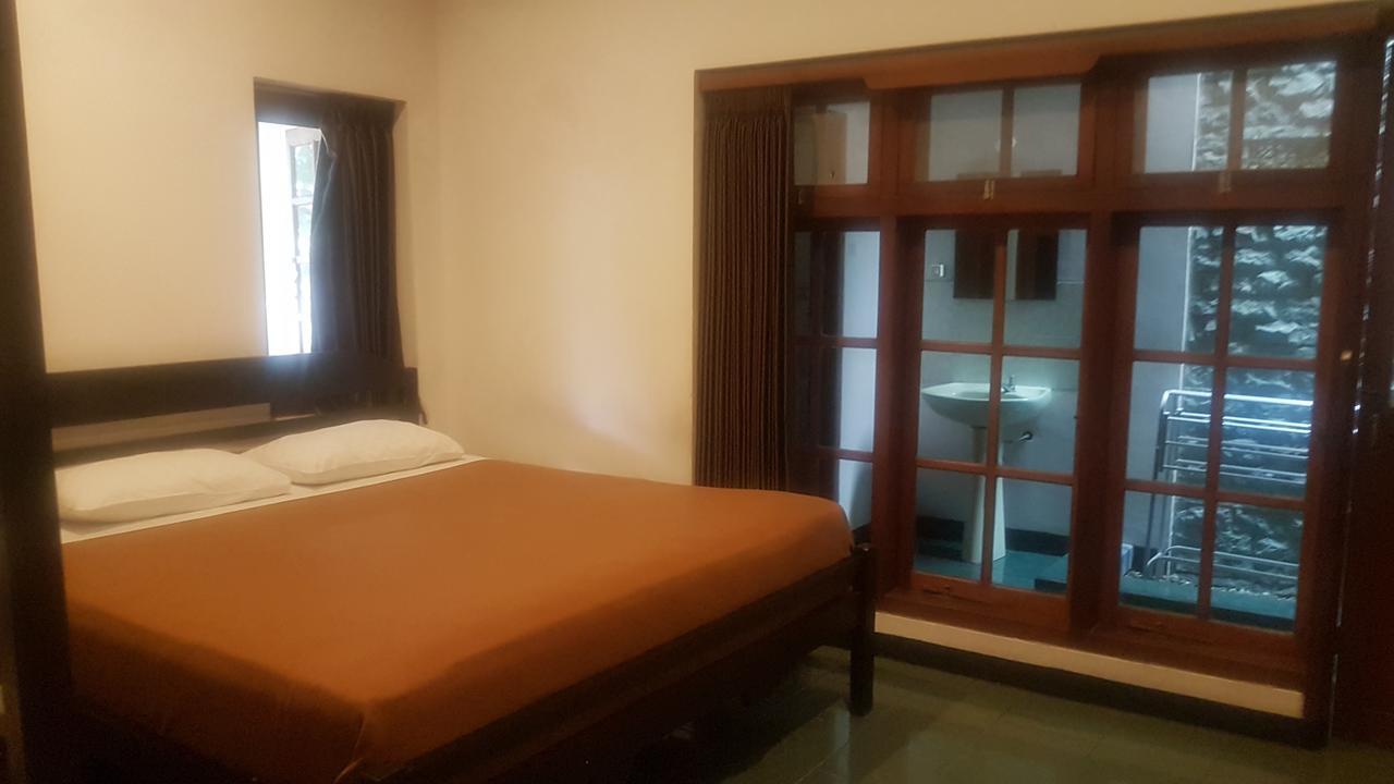 Krowi Inn Surabaya Buitenkant foto