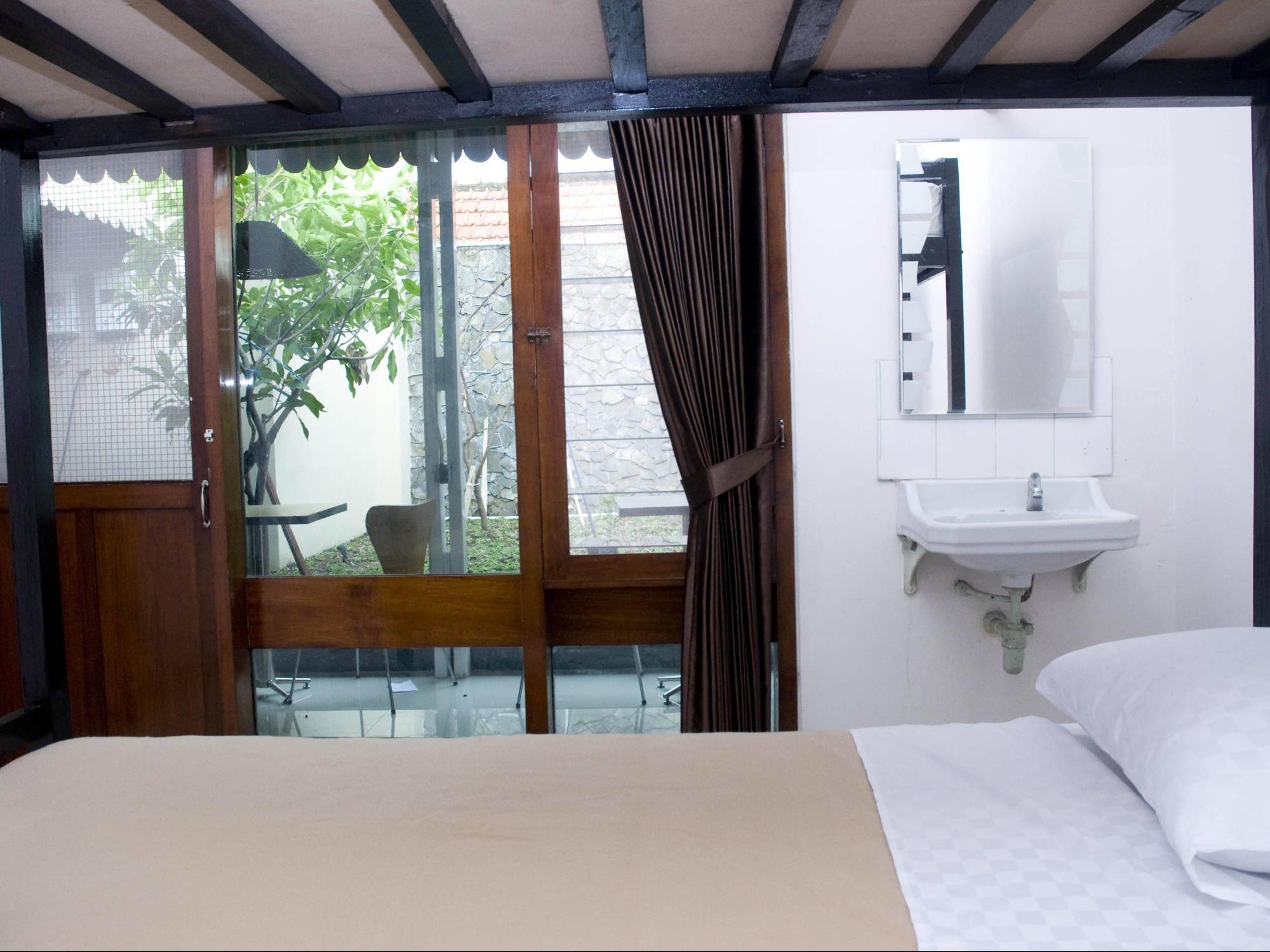 Krowi Inn Surabaya Buitenkant foto